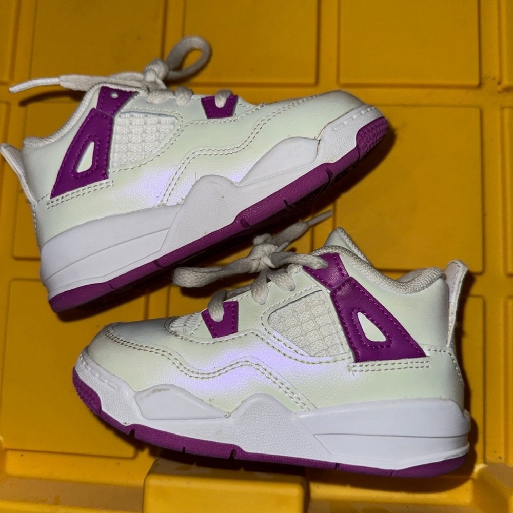 Jordan 4 Retro Hyper Violet size 7 c